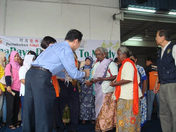 23.10.2008 Deeparaya Donation to needy. 屠妖开斋节施赠给需要人士