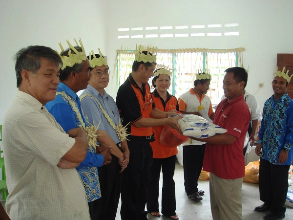 29.12.2008 Donating Food to Orang Asli in Kampung Seri Cheeding, Banting. 捐助粮食予万津原住民家庭