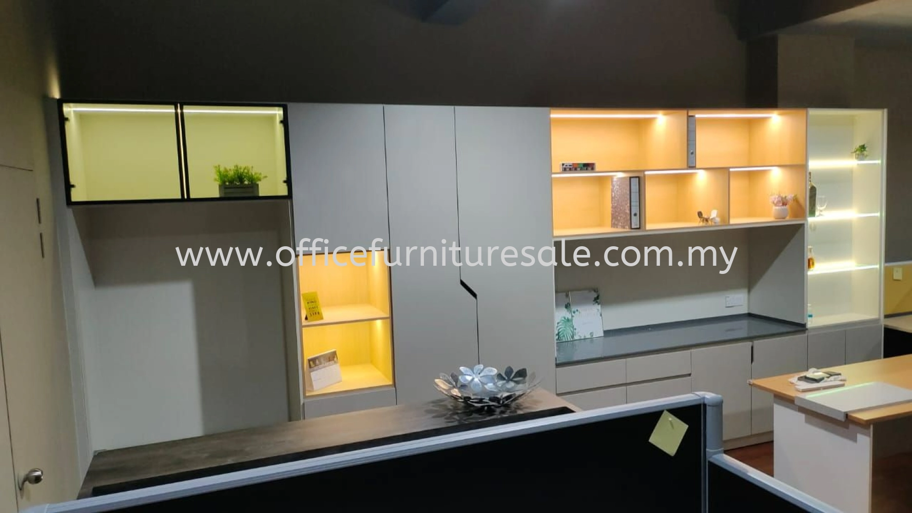 CUSTOMIZE FURNITURE & BUILT IN CABINET