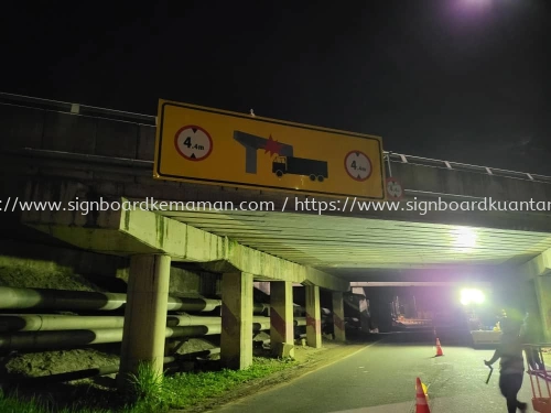 HIP REFLECT JKR ROAD SIGNAGE SIGNBOARD AT KEMAMAN TERENGGANU MALAYSIA