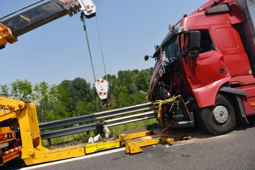 Heavy Vehicle Accident 24 Hrs Towing & Crane Service