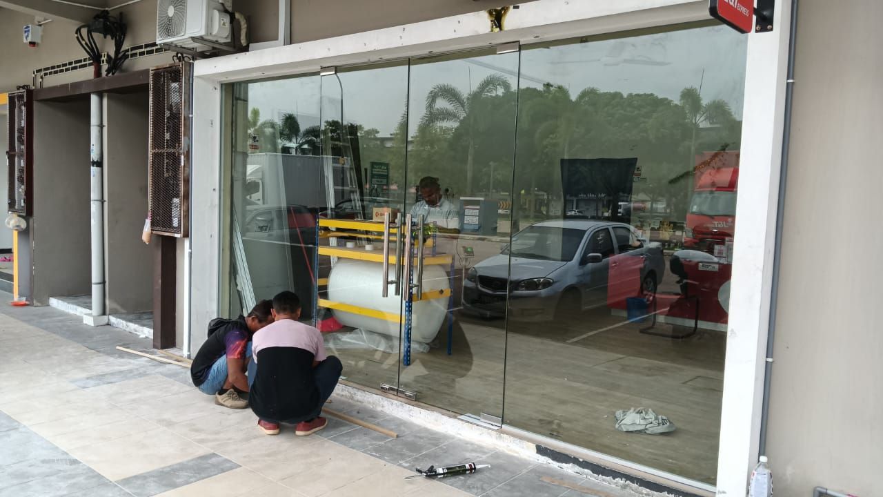 Masai Pasir Gudang 店面玻璃门