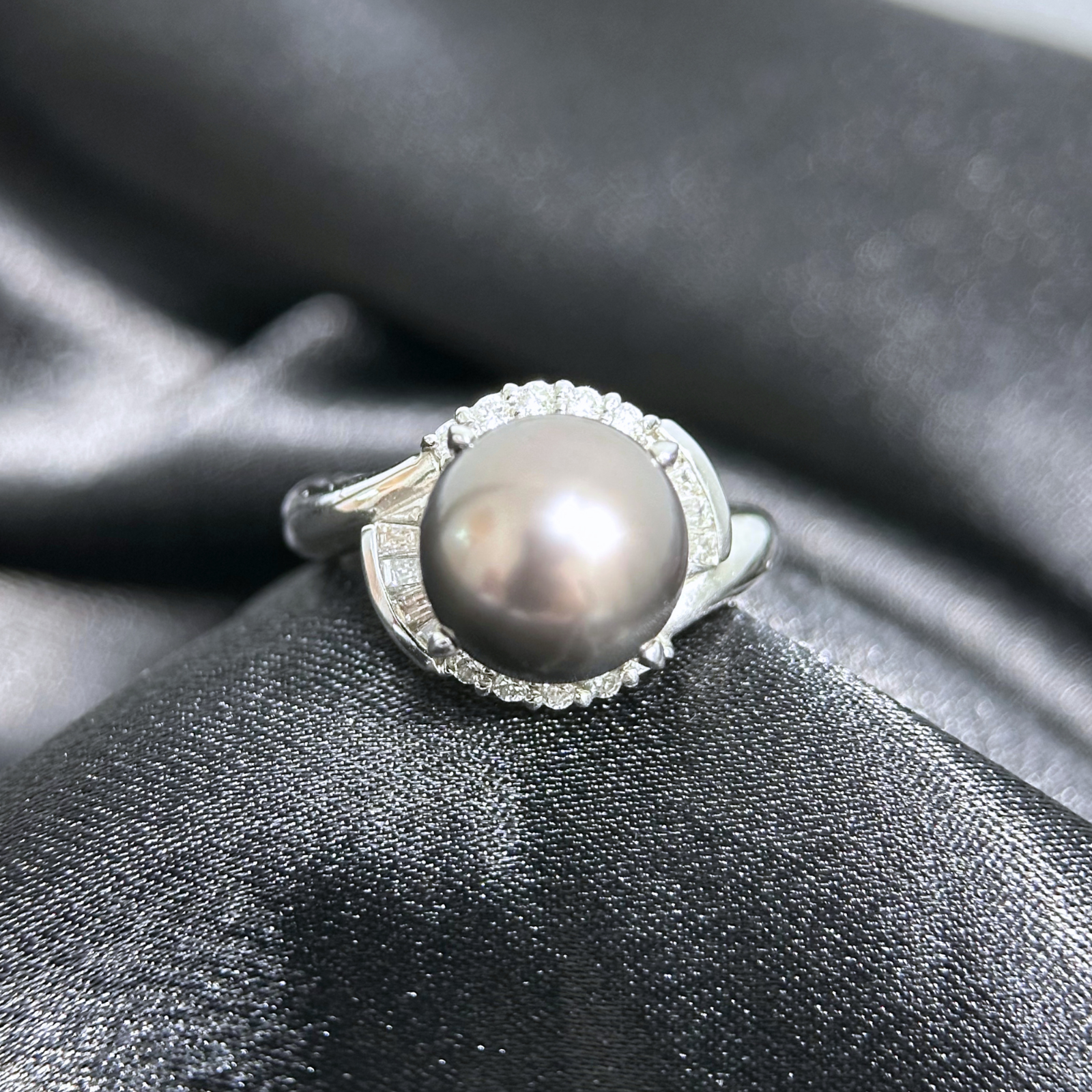 Pearl Ring with Diamonds