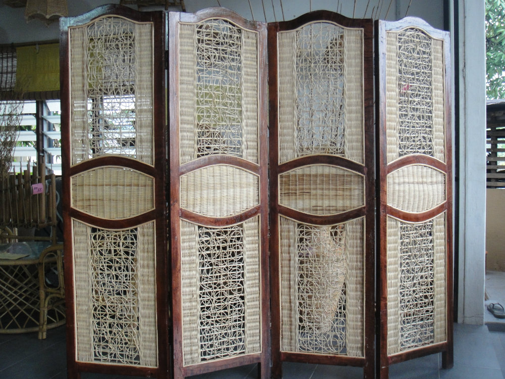 SCR 004 - WOODEN FRAME RATTAN SCREEN DIVIDER