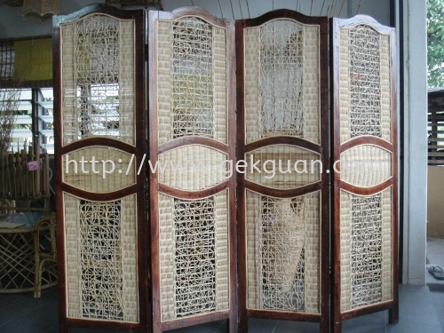 SCR 004 - WOODEN FRAME RATTAN SCREEN DIVIDER