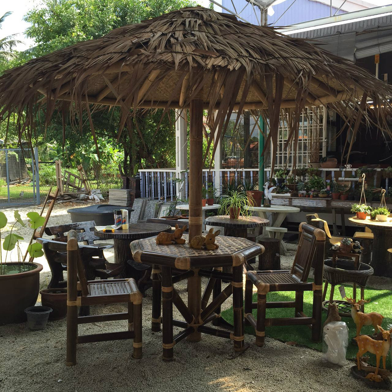PON 001 - PONDOK ATAP WITH 4 CHAIRS