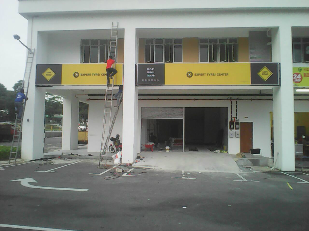 Expert Tyres Center Light Box