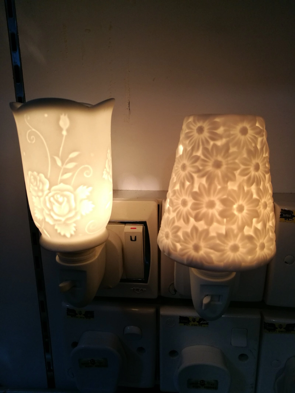 Ceramic plug-in night light aroma