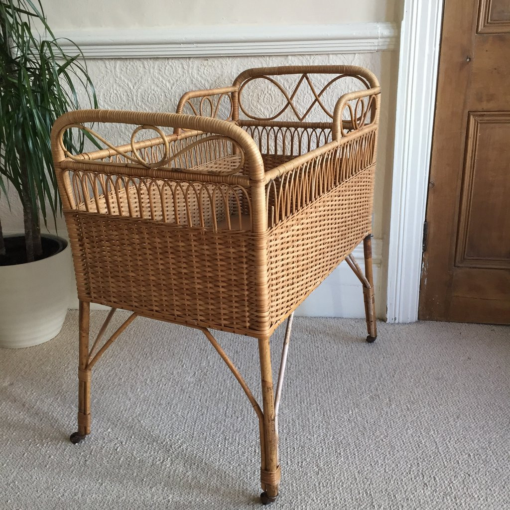 RBB 010 - RATTAN BABY BED