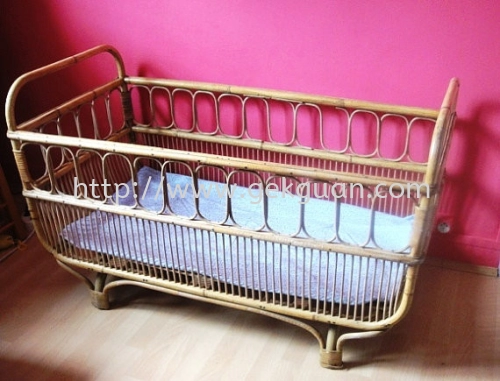 RBB 013 - RATTAN BABY BED 