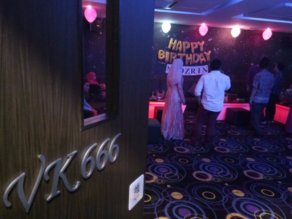 BIRTHDAY PARTY AT V KBOX VIP ROOM HAPPY BIRTHDAY NADZRIN BIRTHDAY PARTY AT V KBOX VIP ROOM Happy Birthday NADZRIN Latest Activities Kuala Lumpur (KL), Malaysia, Selangor Entertainment | V KBOX SDN BHD