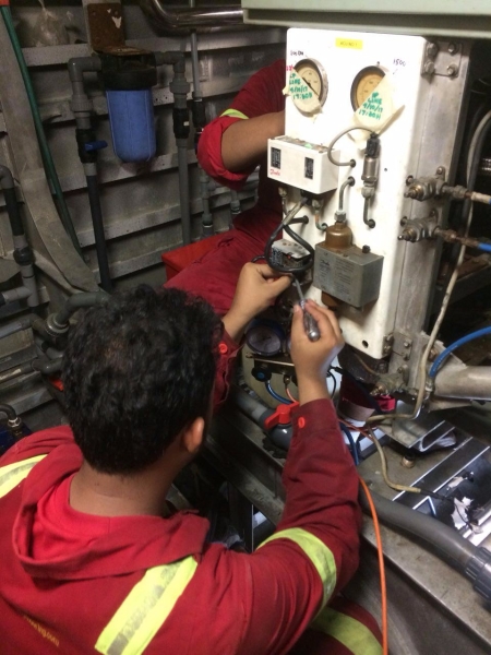 Renew low pressure switch of Air Conditioning Unit (KM Perwira) Ship Repair Perak, Malaysia, Sabah, Labuan, Seri Manjung, Kota Kinabalu, Sandakan Services, Supplier, Supply | HH Tech Engineering (M) Sdn Bhd