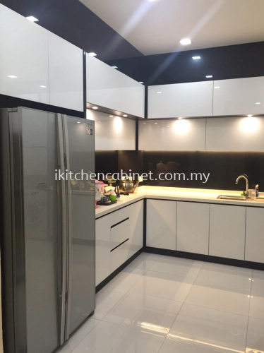 M26 - Kitchen cabinet with color glass door