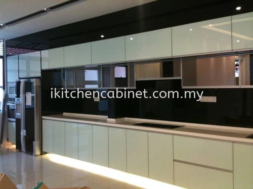 M18 - Kitchen cabinet with color glass door