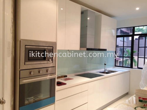 M28 - Kitchen cabinet with acrylic door