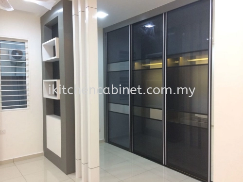 SL10 - Wardrobe with anti jump sliding door