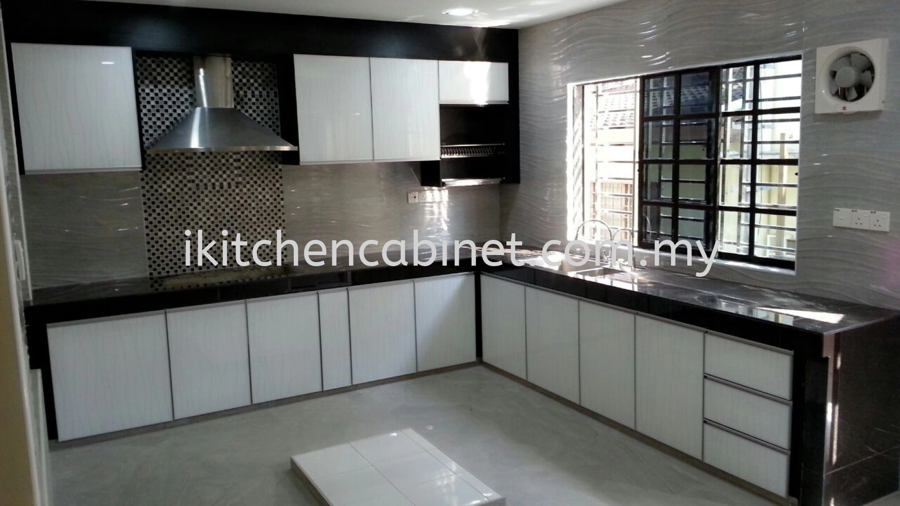 M9 - Kitchen cabinet with colour glass door