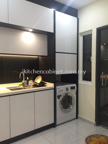 M6 - Kitchen cabinet with colour glass door