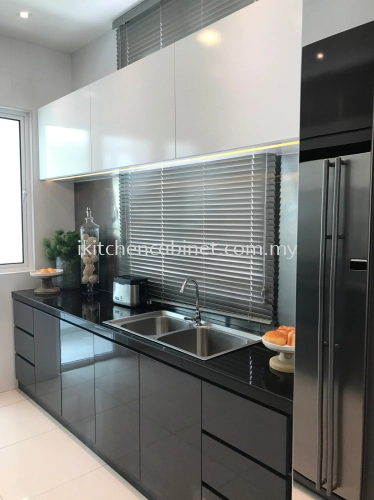 M2 - Kitchen cabinet with colour glass door