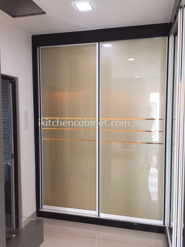 SL5 - Wardrobe with anti jump sliding door