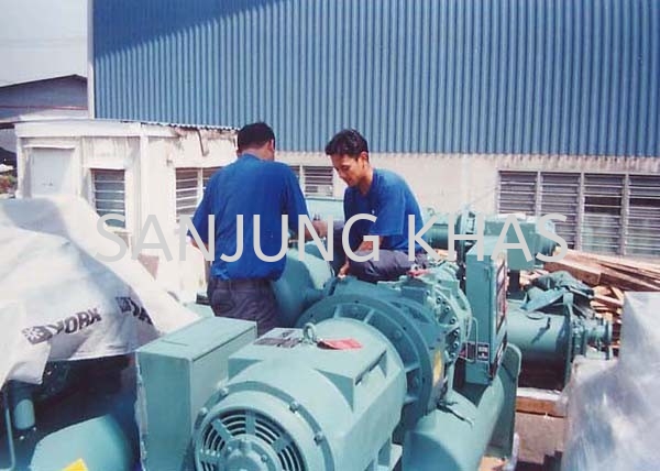 Installing Gasket and Other Accessories From The Oil Separator To The Compressor Chiller Dismantling and Assembly Works Contracting Works Selangor, Malaysia, Kuala Lumpur (KL), Shah Alam Repair, Maintenance, Service | Sanjung Khas Sdn Bhd