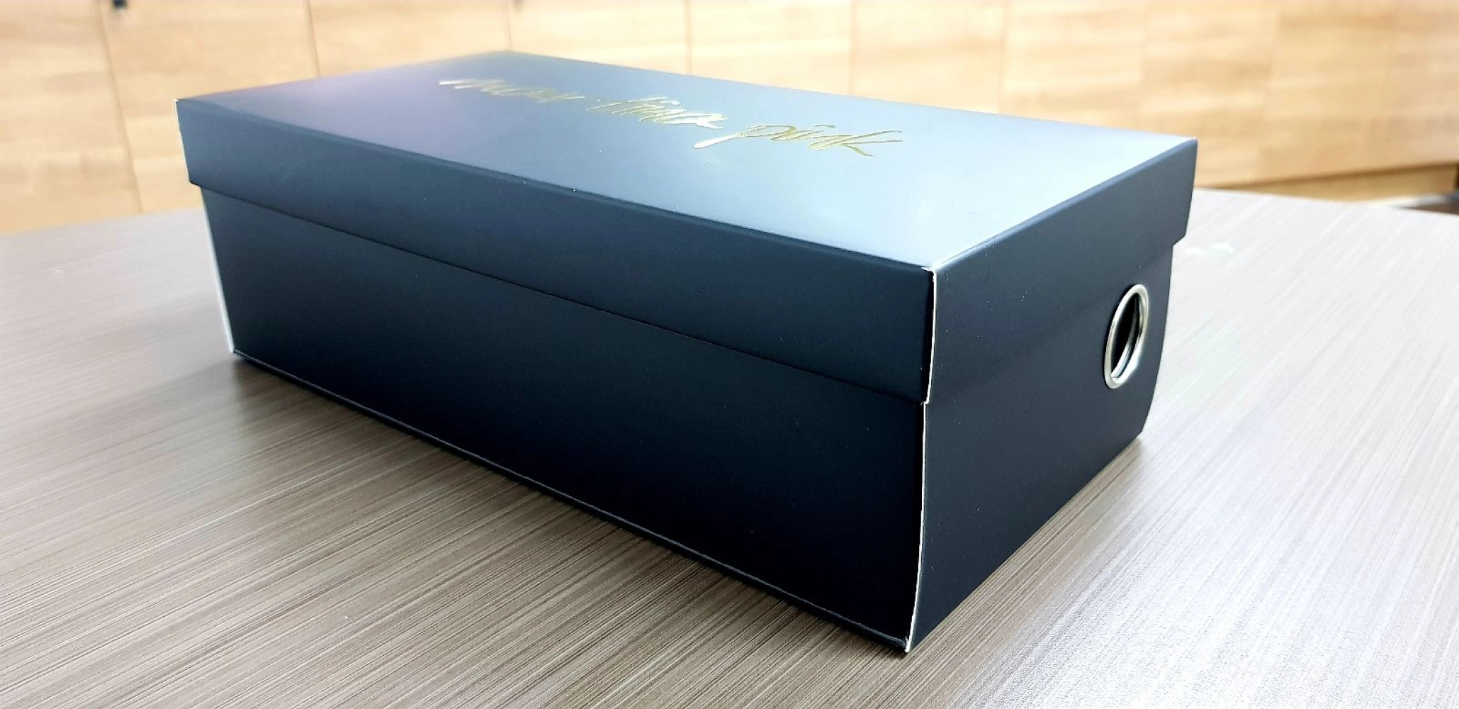 Offset Corrugated Shoe Box with Eyelet 