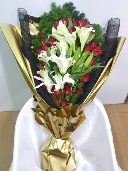 Lily & Roses Hand Bouquet (HB-682) Lily & Rose Hand Bouquet Kuala Lumpur (KL), Selangor, Malaysia Supplier, Suppliers, Supply, Supplies | Shirley Florist