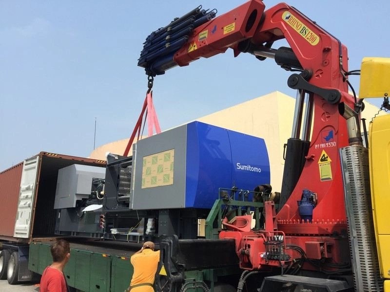 loading heavy machinery to the shipping Container