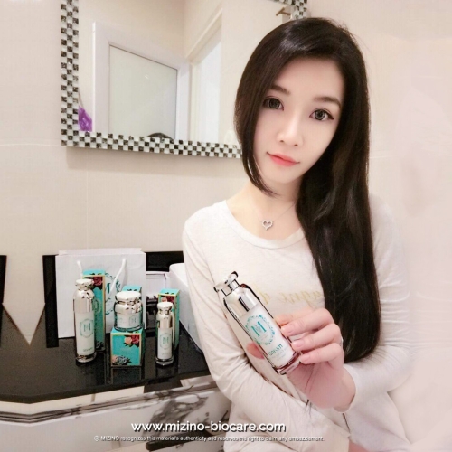 感谢网络红人 Min Min 大力推荐我们家的明星日本玫瑰🌹精华素颜霜‼️