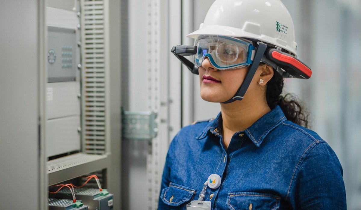 Honeywell��s Intelligent Wearables in the Petrochemical Industry