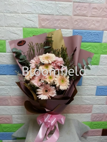 Princess RM 145.00 Princess Hand Bouquet Seremban, Negeri Sembilan, Malaysia Supplier, Suppliers, Supply, Supplies | Bloomfield Florist