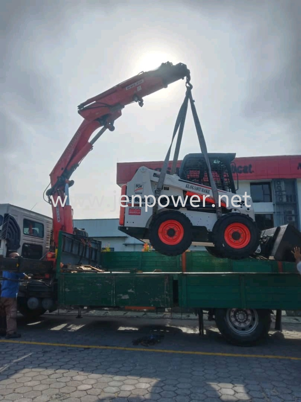 Lorry Crane Loading Bobcat 