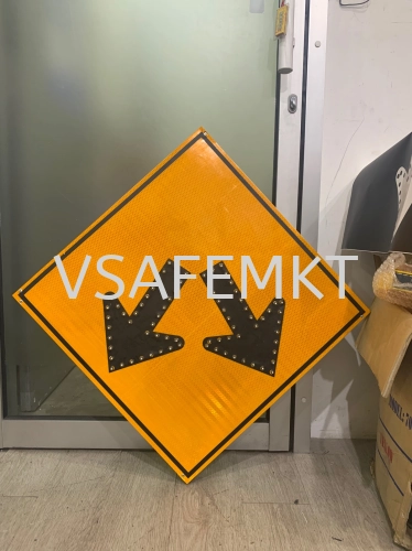 VSAFEMKT WD.36 DOUBLE ARROW JKR 76 Pcs LED ( 600 X 600mm) Solar Signage 