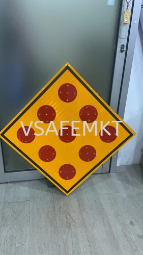 VSAFEMKT JKR LED WD.23 obstruction Signage 600 X 600mm 45 Pcs LED With Solar Panel Build In Lithium Battery