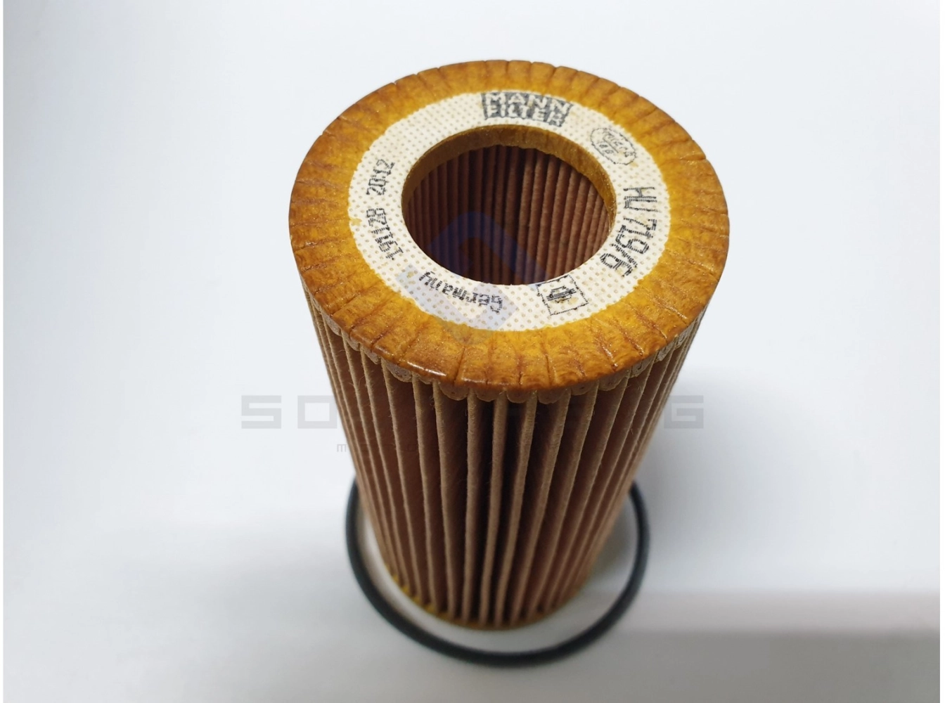 Audi A1, A3, A4, A6, Q3, TT, Volkswagen Beetle, Golf V/ VI, Jetta III/ IV, New Beetle, Passat, Polo, Scirocco and Touran with Engine 2.0/ 2.5 - Oil Filter (MANN FILTER) 