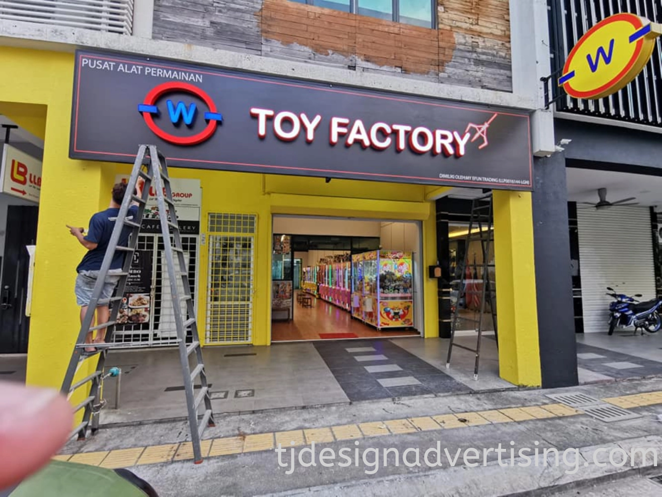 Box-Up 3D Signage - TOY FACTORY