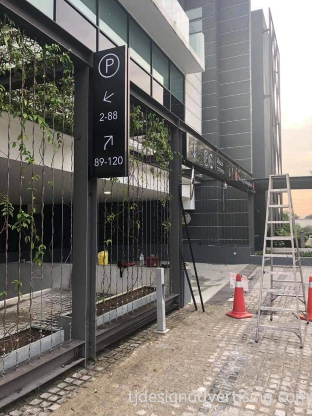 WAYFINDING / CAR PARK SIGNAGE