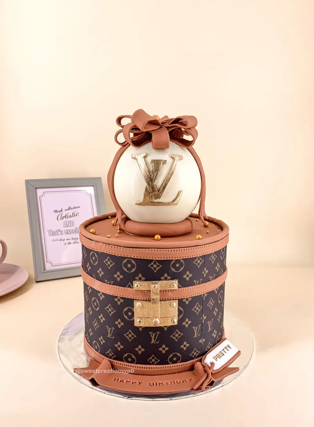 LV - Fondant Cake & Knock Knock Cake