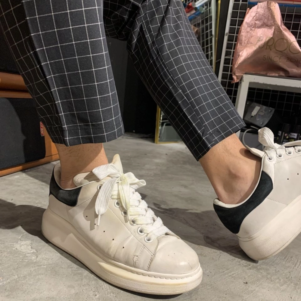 KOREAN 9' ANKLE CUT WITH SIDE TAP TROUSER IN FINE CHECKER