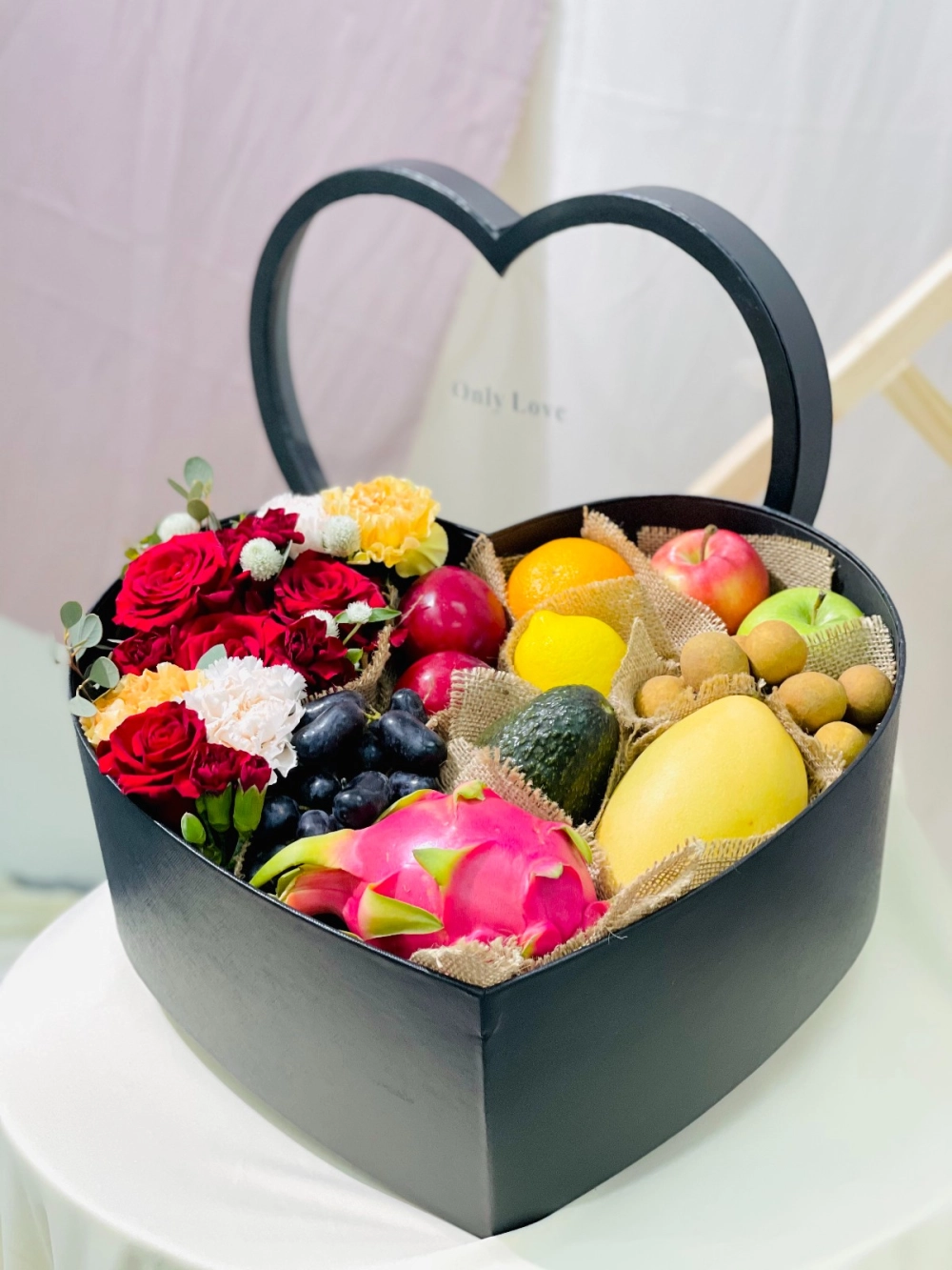 Everything about Love - Fruits & Flowers Box