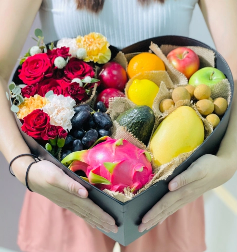 Everything about Love - Fruits & Flowers Box