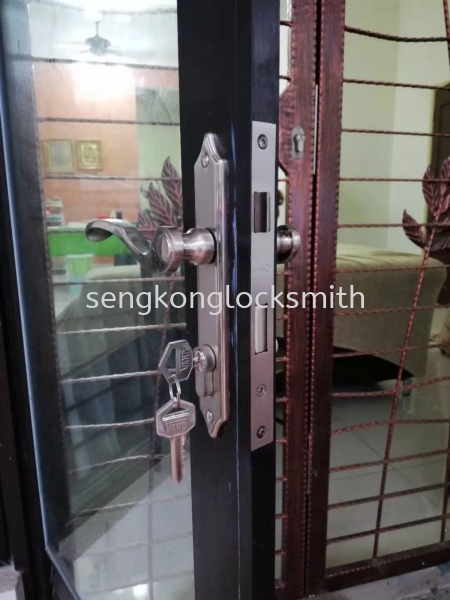 Go out to change the iron door lock Our Door Service Selangor, Malaysia, Kuala Lumpur (KL), Puchong Supplier, Suppliers, Supply, Supplies | Seng Kong Locksmith Enterprise