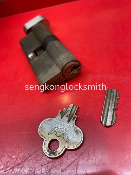 Take out the key broken in the lock Repair Lock Selangor, Malaysia, Kuala Lumpur (KL), Puchong Supplier, Suppliers, Supply, Supplies | Seng Kong Locksmith Enterprise