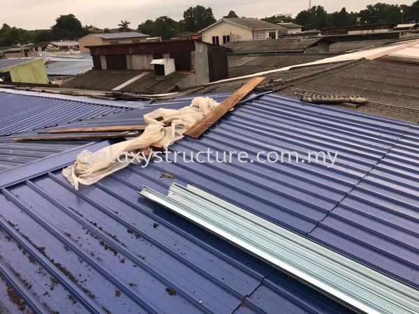 Labour dismantle old roofing and install new metal deck roofing @ Jalan Selampit 21, Kaw.3 Taman Klang Jaya, 41200 Klang Selangor. Awning  Repairing Work Selangor, Malaysia, Kuala Lumpur (KL), Shah Alam Supplier, Suppliers, Supply, Supplies | GALAXY STRUCTURE & ENGINEERING SDN BHD