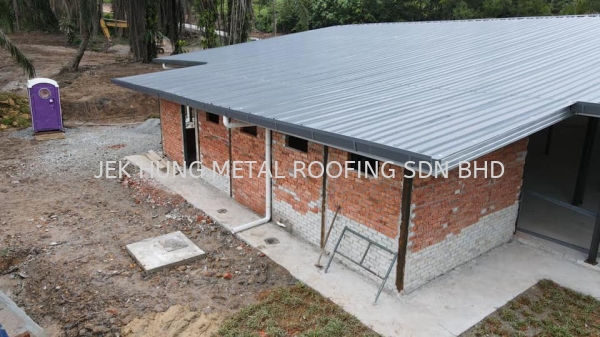 Construction Works  Metal roofing c/w 1 layer fibeglass & double sided woven foil -Cyberjaya Selangor Roof Covering Melaka, Malaysia Services | JEK HUNG IRON WORKS