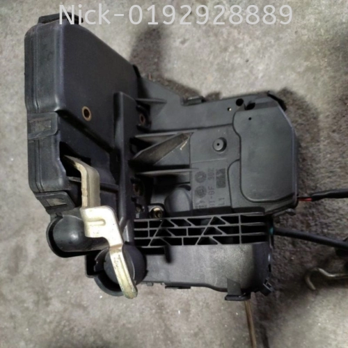 MERCEDES W203 DOORLOCK FRONT LEFT ( 8 PIN )