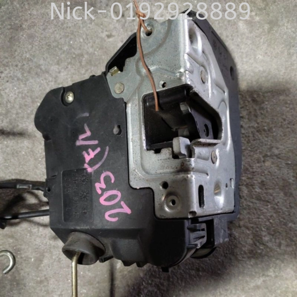 MERCEDES W203 DOORLOCK FRONT LEFT ( 8 PIN )