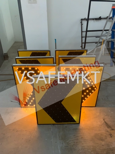 VSAFEMKT WD.39a Chevron Delineator (750 X 600mm) 60 Pcs LED JKR Spec With Solar Panel