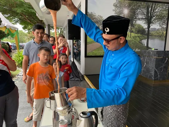 Traditional Teh Tarik Performance