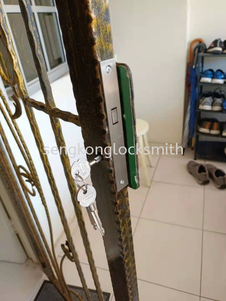 Replace the iron door lock Our Door Service Selangor, Malaysia, Kuala Lumpur (KL), Puchong Supplier, Suppliers, Supply, Supplies | Seng Kong Locksmith Enterprise